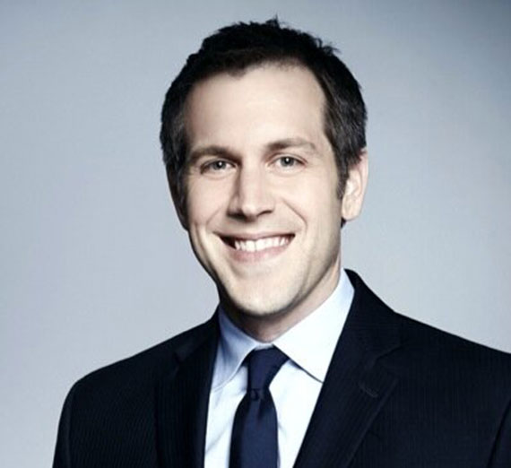 조디 존스가 노트북과 품에 안은 아들을 함께 보여주고 있습니다.