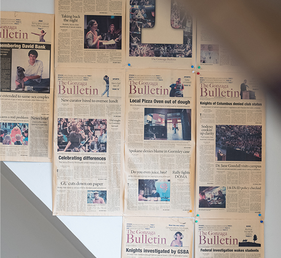 창가 옆에 팔을 교차한 채 서 있는 여성